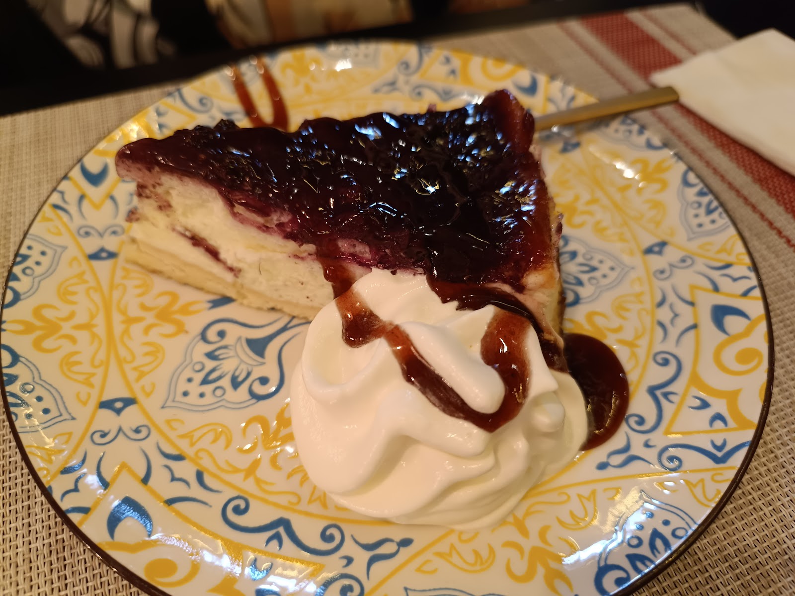 Pastel de queso con frutos del bosque