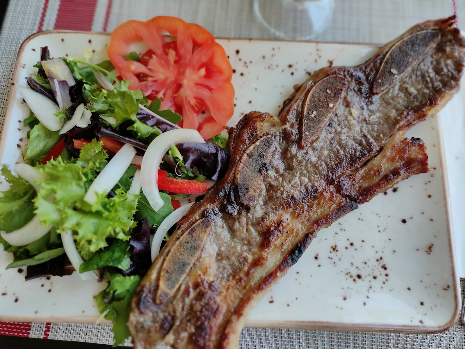 Chuleta con ensalada