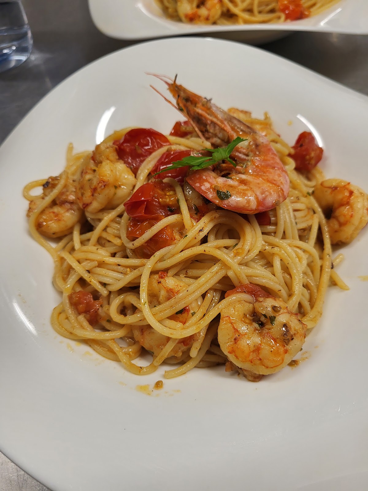 Espaguetis con gambas y tomate