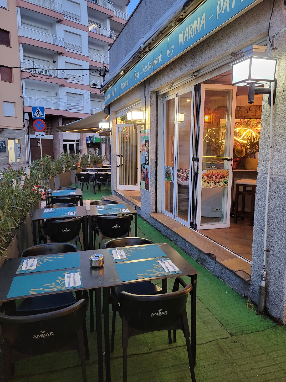 Terraza exterior del restaurante de noche