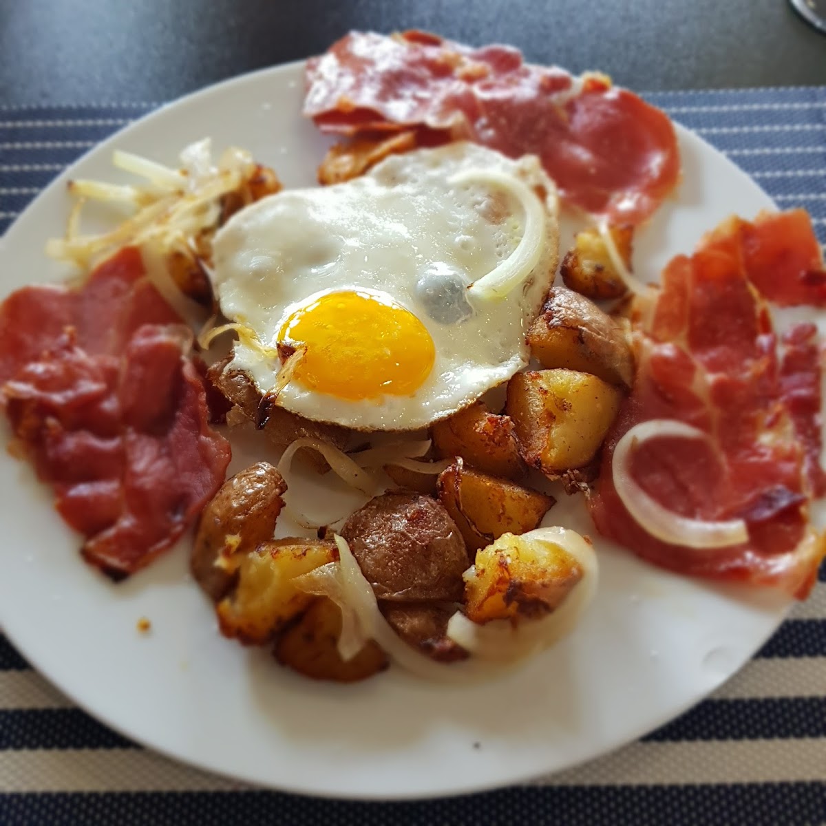 Huevos rotos con jamón y cebolla