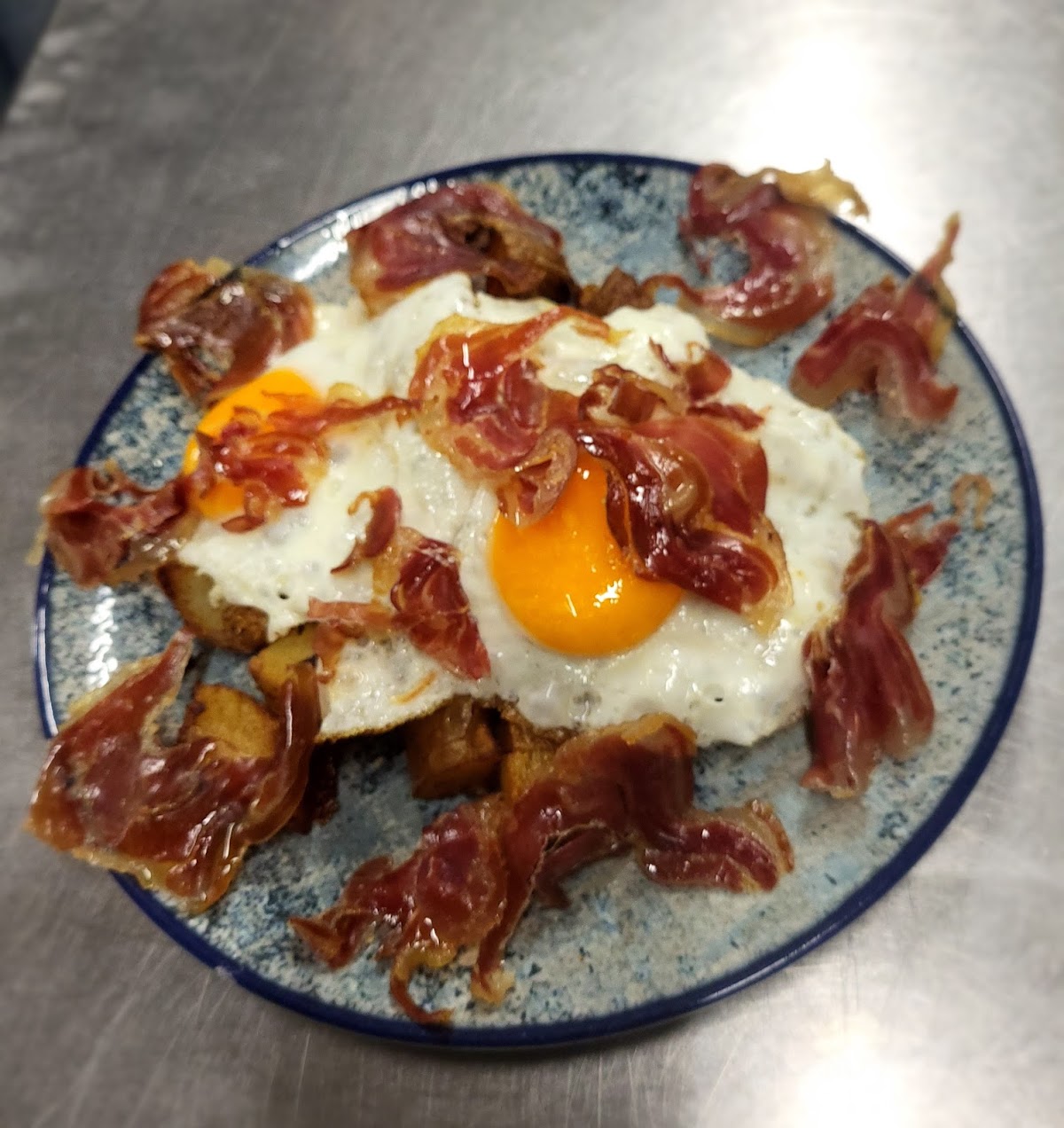 Huevos rotos con jamón