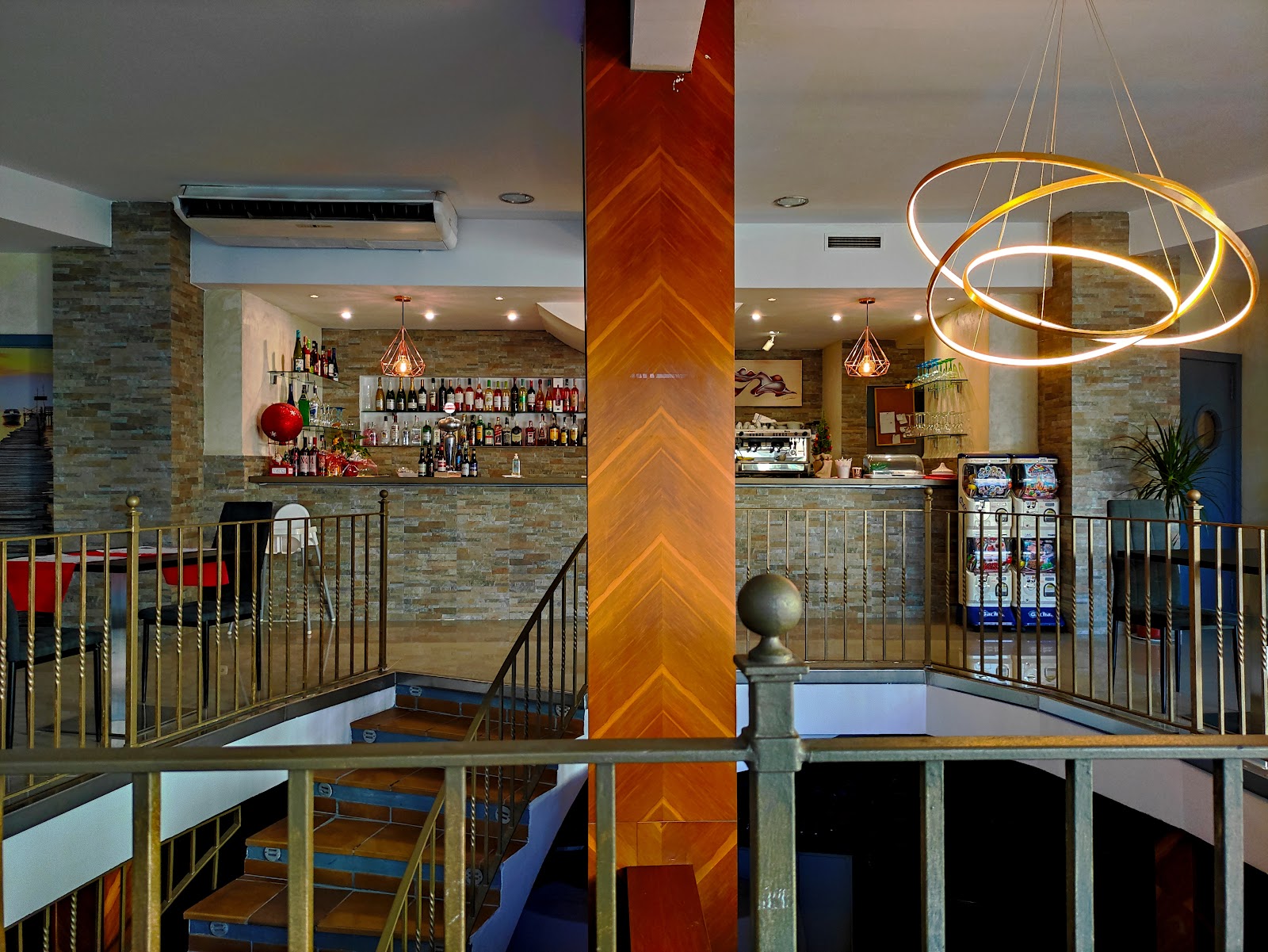 Barra del bar junto a la escalera