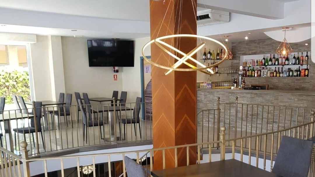 Comedor interior junto al bar