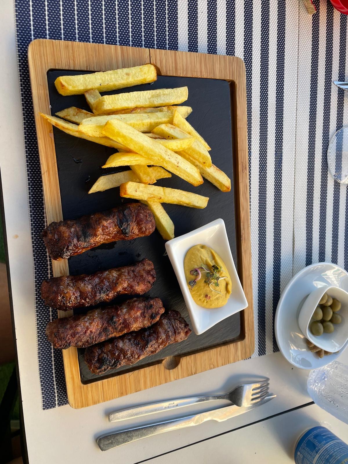 Mici con mostaza y patatas