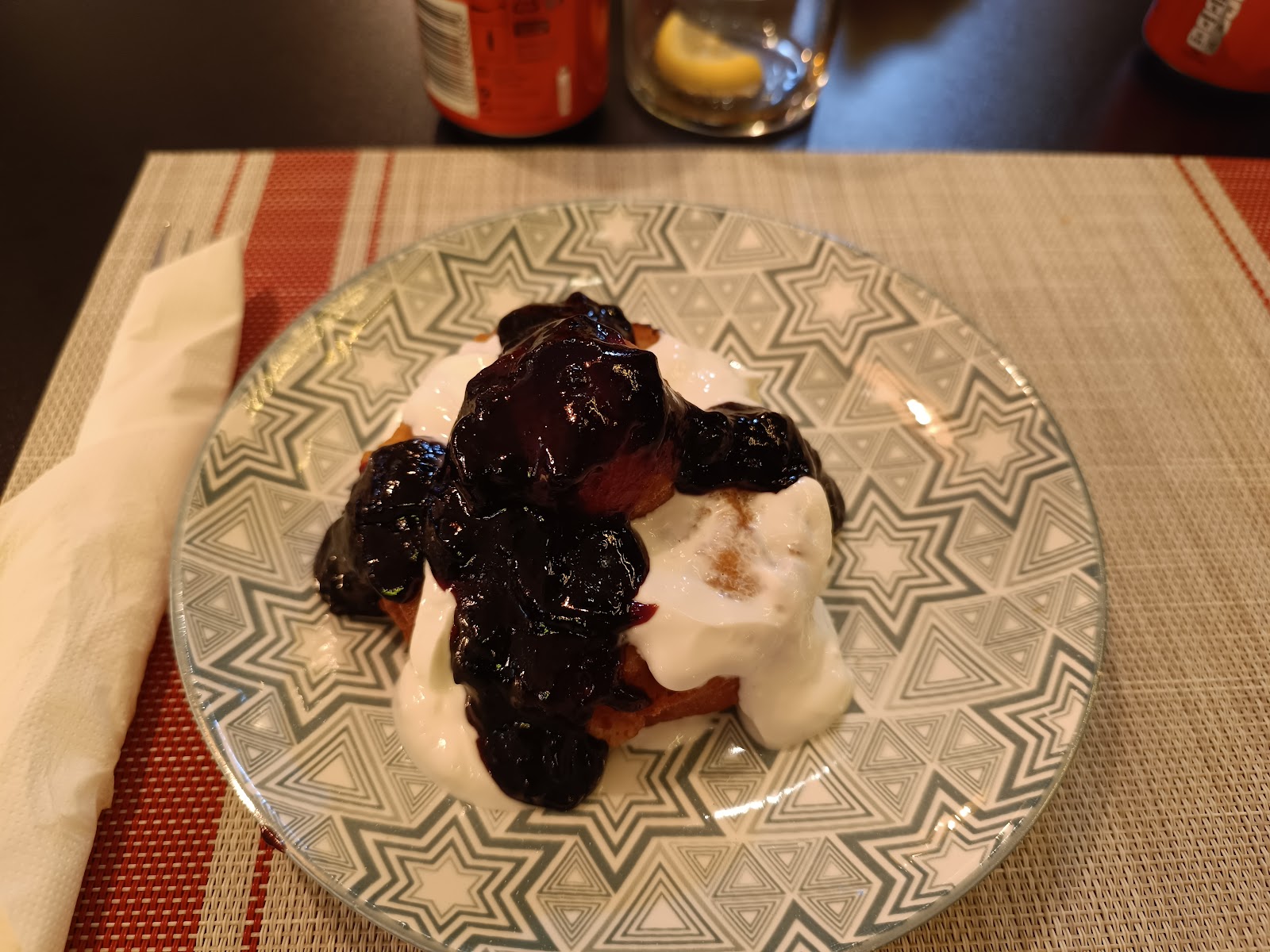 Papanasi, postre tradicional rumano con arándanos