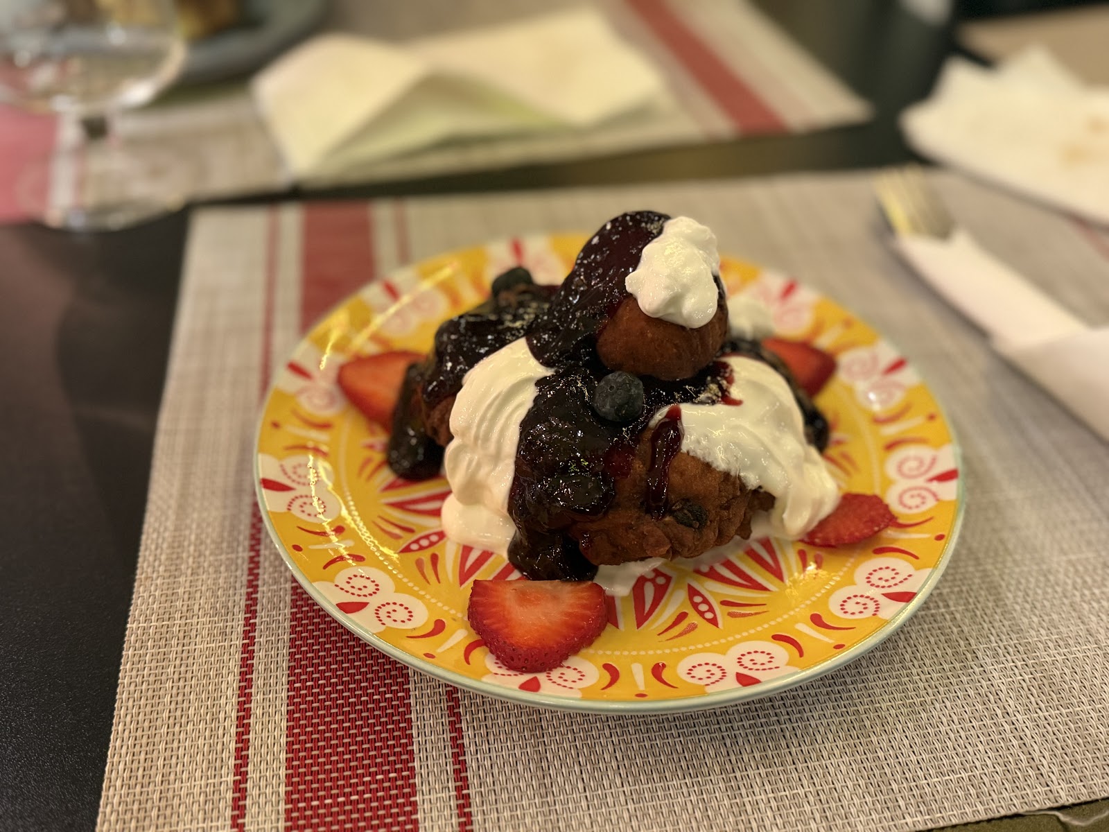 Papanasi rumanos con frutos del bosque y nata en Marina Paty