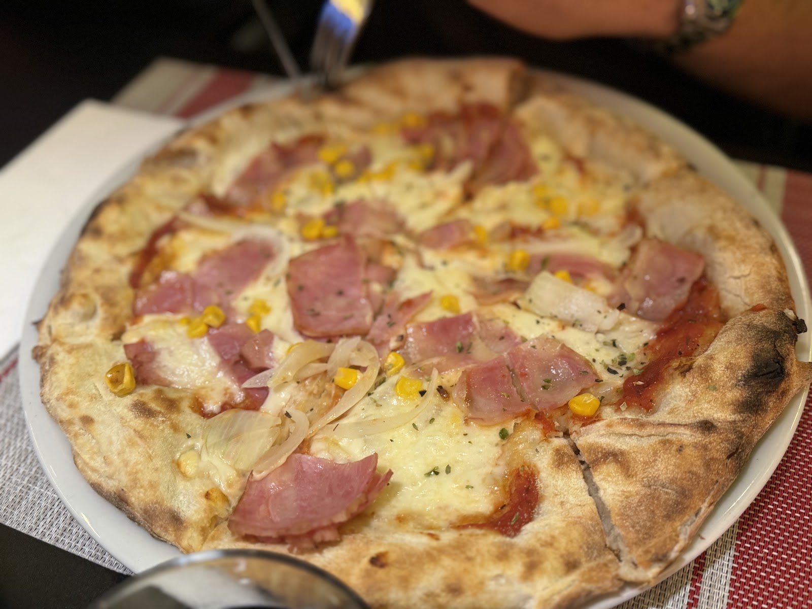 Pizza Romana con beicon, maíz y cebolla