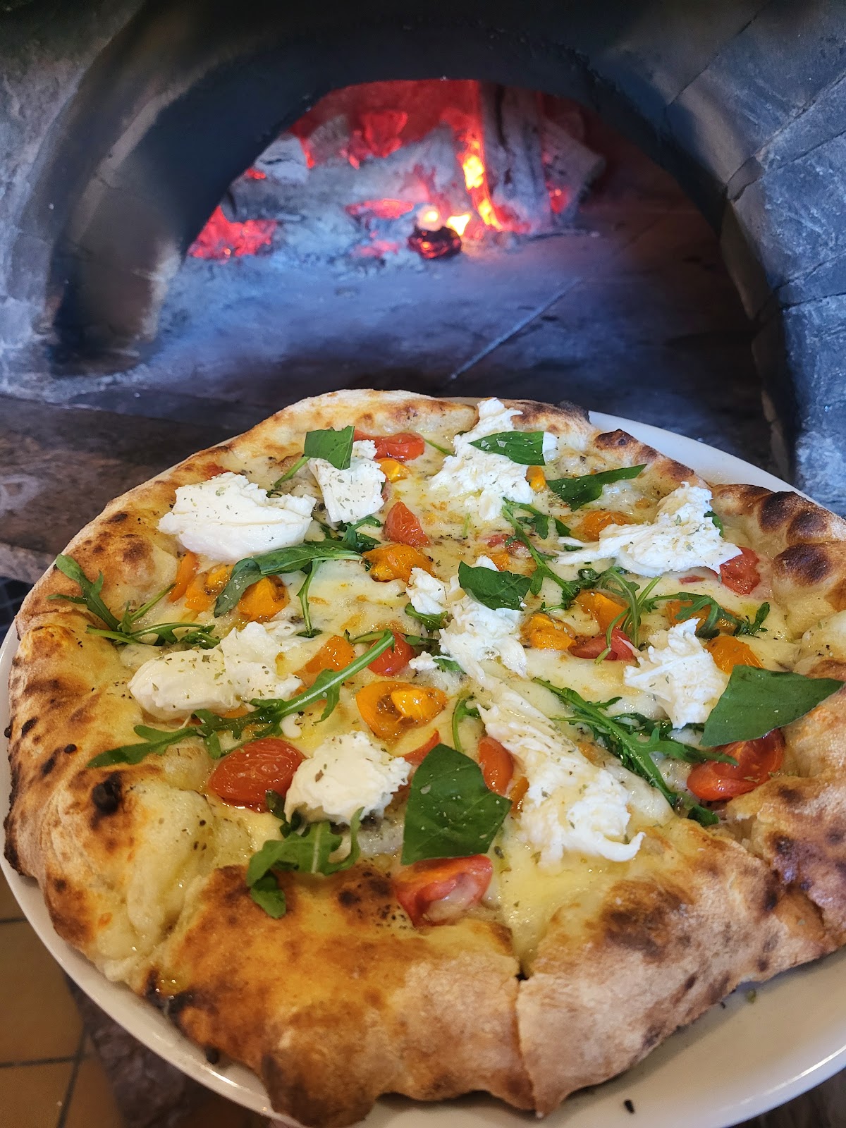 Pizza con burrata recién salida del horno de leña en Marina Paty, Sant Antoni de Calonge