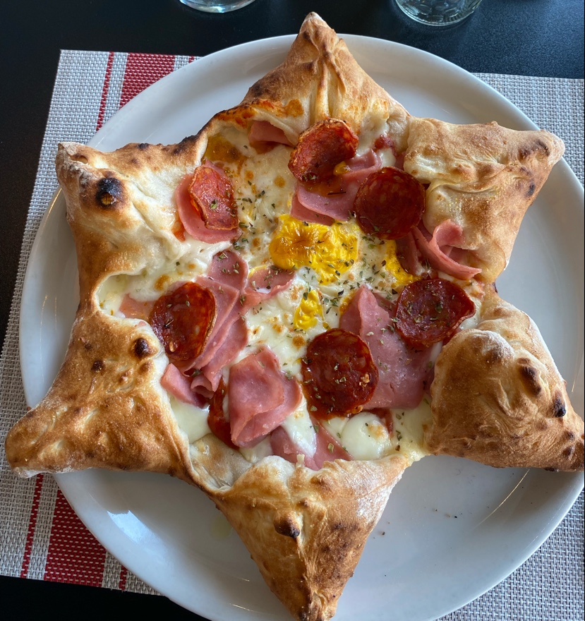Pizza Estrella con jamón, chorizo y huevo