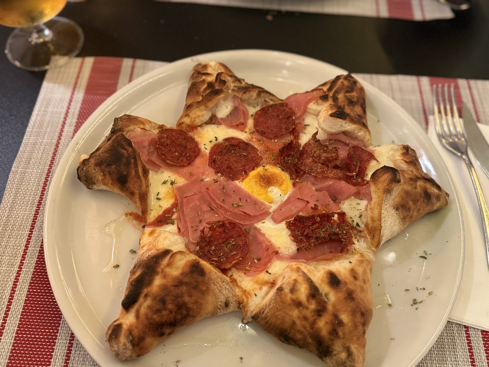 Pizza Estrella con jamón y huevo