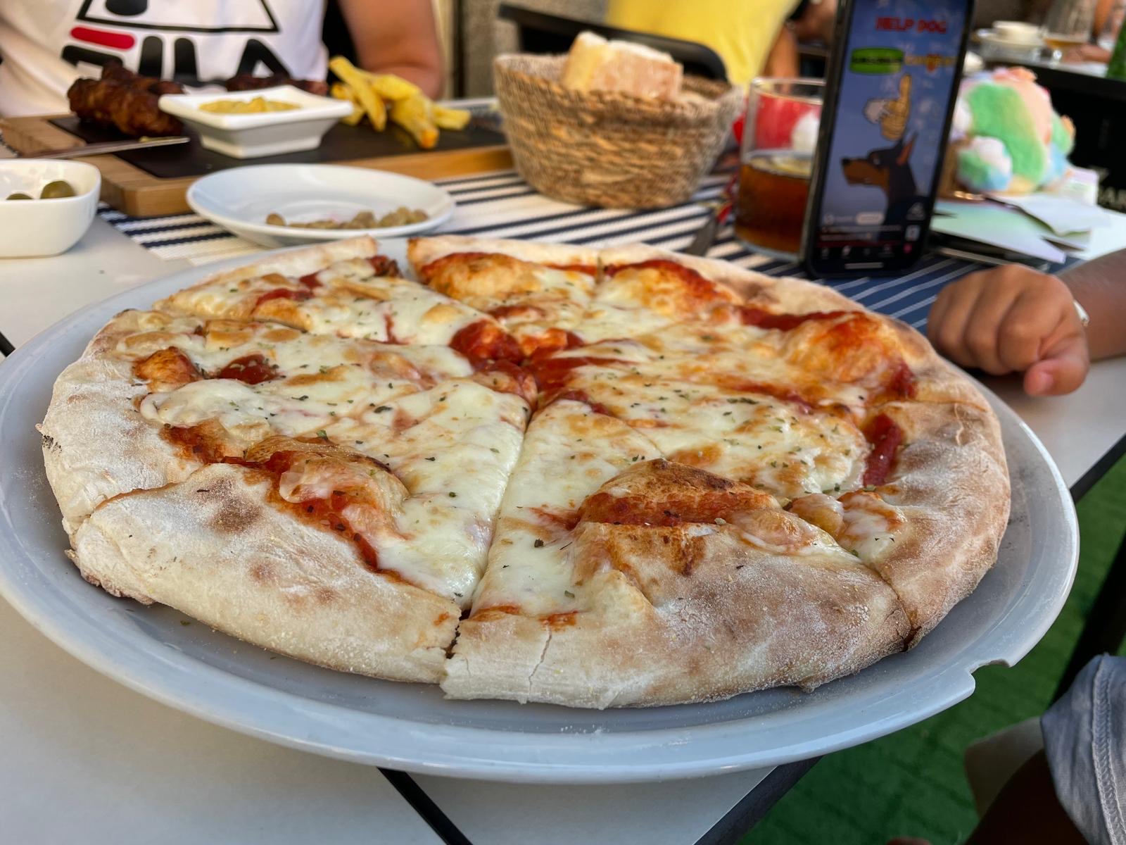 Pizza margarita napolitana recién hecha al horno de leña en Marina Paty