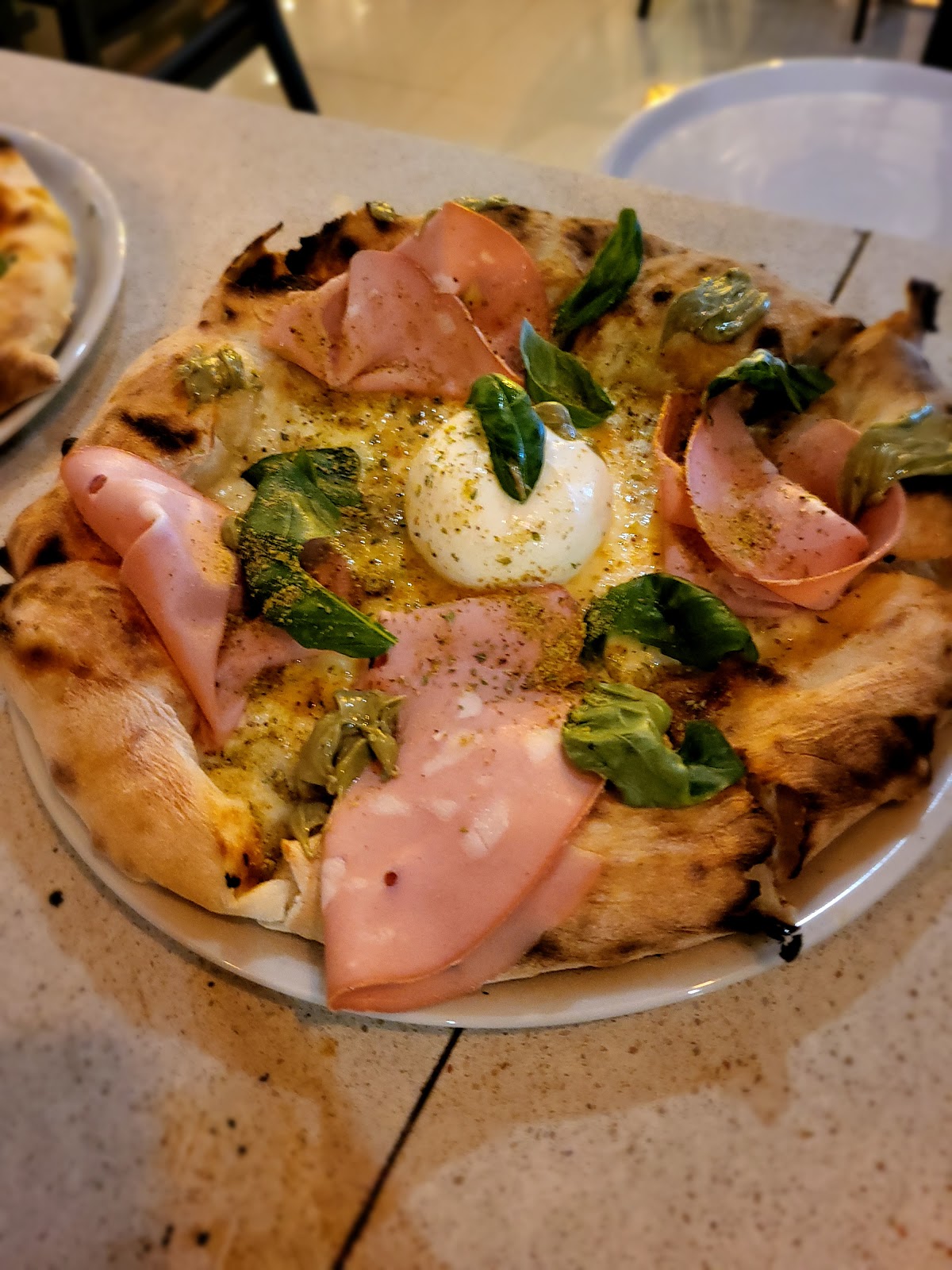 Pizza de mortadela con burrata