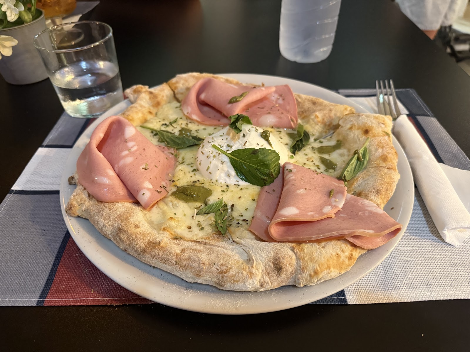 Pizza con mortadela y burrata fresca en Marina Paty