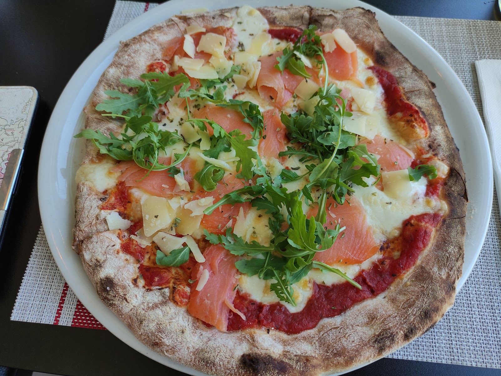 Pizza de salmón con rúcula y parmesano