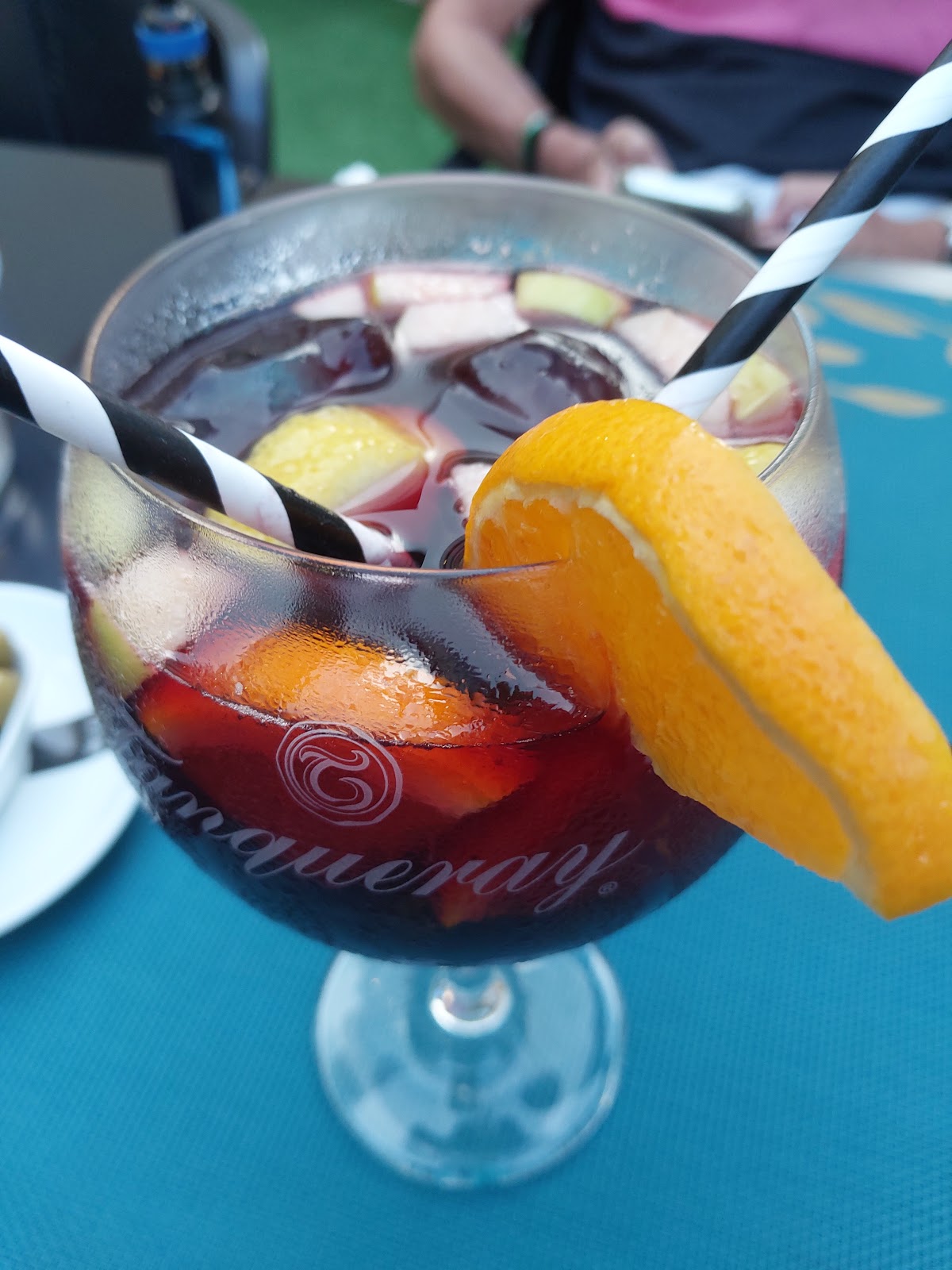 Copa de sangría con rodaja de naranja