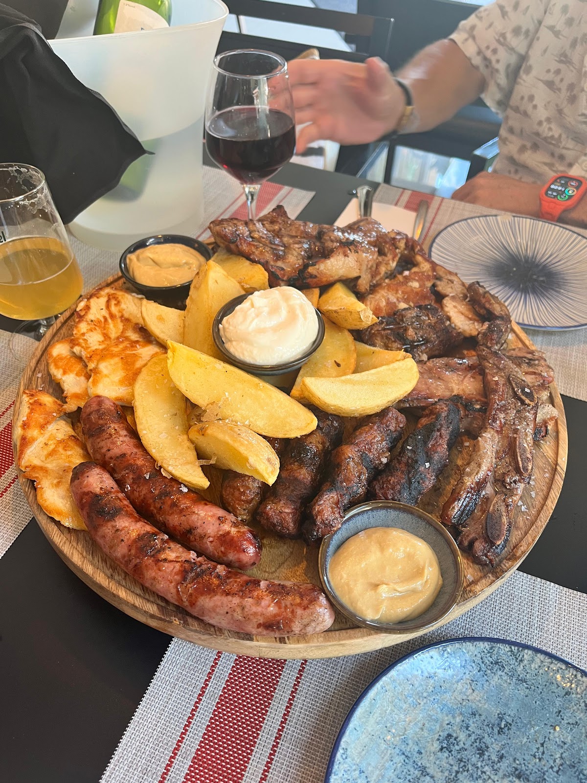 Tabla de carnes a la brasa con copa de vino