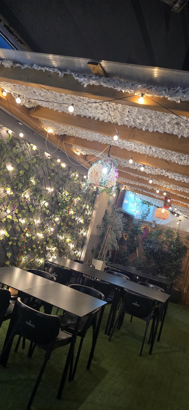 Terraza con guirnaldas de luces de Marina Paty al anochecer